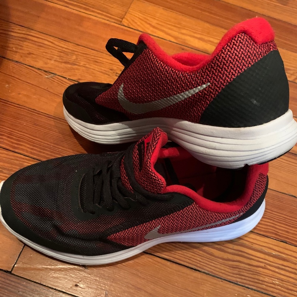 Nike 6.5y fits a women’s size 8.